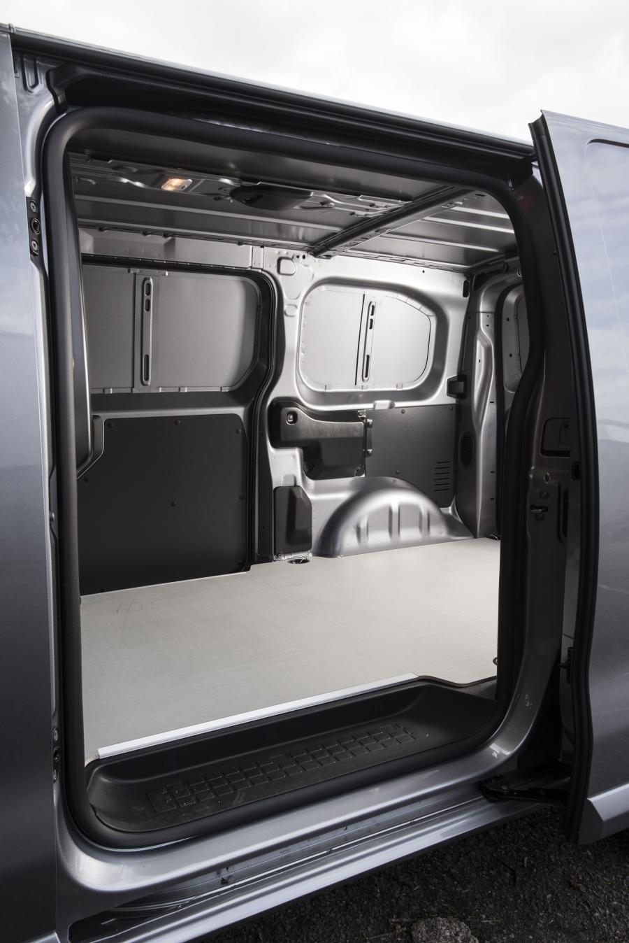 Интерьер Vauxhall Vivaro Van 2019 года  (фото 11 из 35)